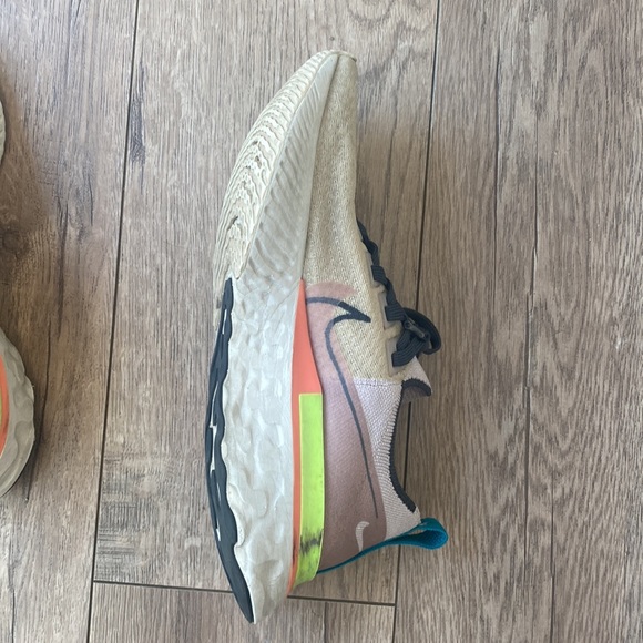 NIKE REACT SZ 8 WOMENS BEIGE W NEON COLORS GOOD COND - Picture 7 of 7